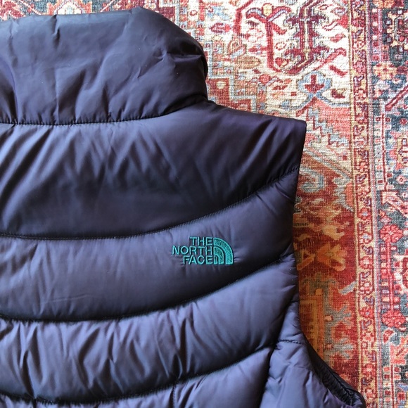 Woman’s, The North Face vest, Small, blackberry wine/green. - Picture 5 of 7